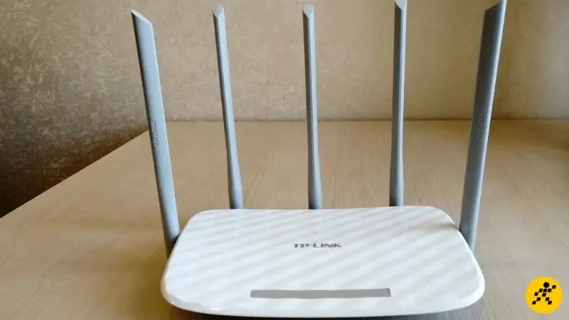 Router WiFi TP-Link - Thương hiệu thiết bị mạng phổ biến Router WiFi TP-Link màu trắng với ăng-ten, biểu tượng cho thương hiệu thiết bị mạng phổ biến