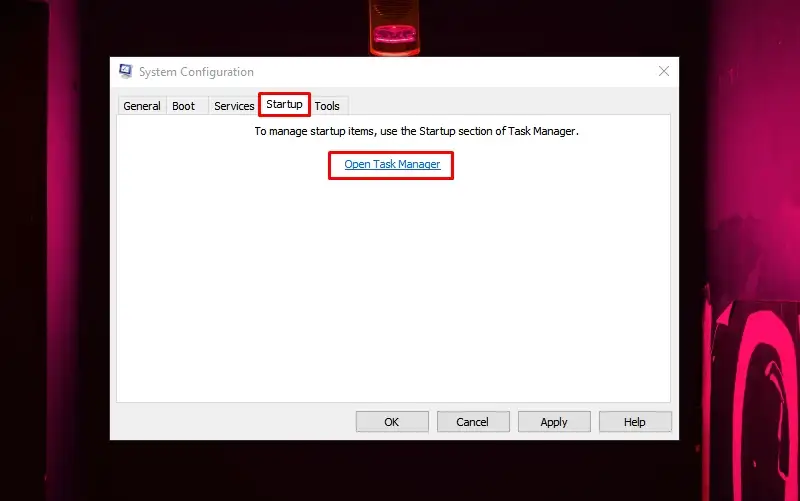 Mở Task Manager từ msconfig Ảnh chụp màn hình tab Startup trong cửa sổ System Configuration, với nút 'Open Task Manager' được nhấn.